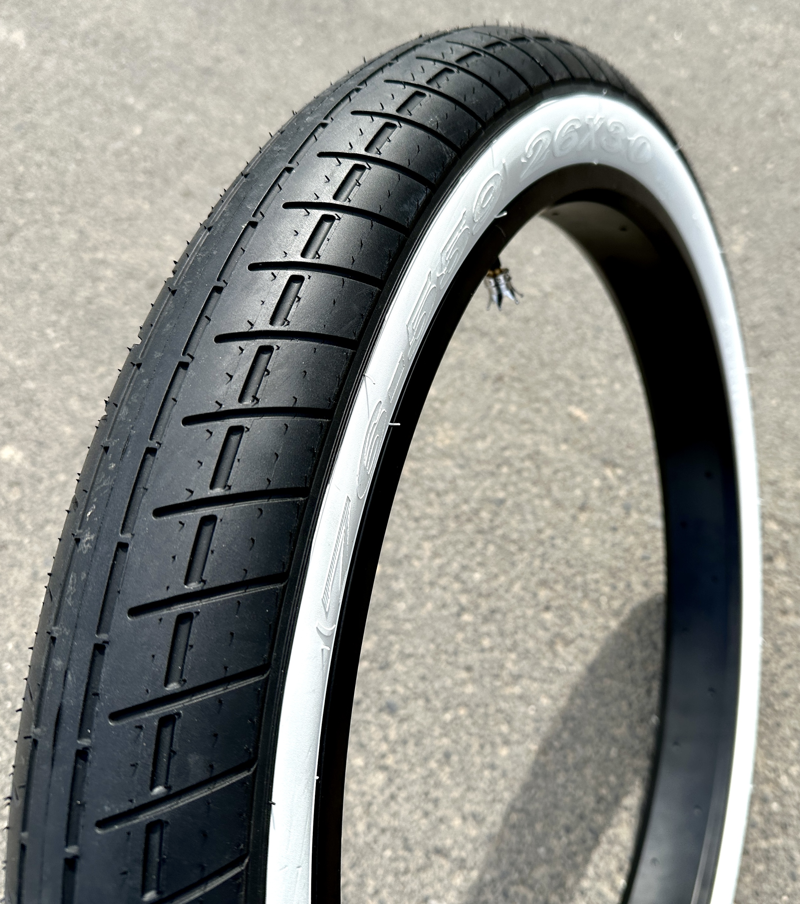 Bicycle_tire_fat_26x3_street_brick-_semi-_slick_black_whitewall_d
