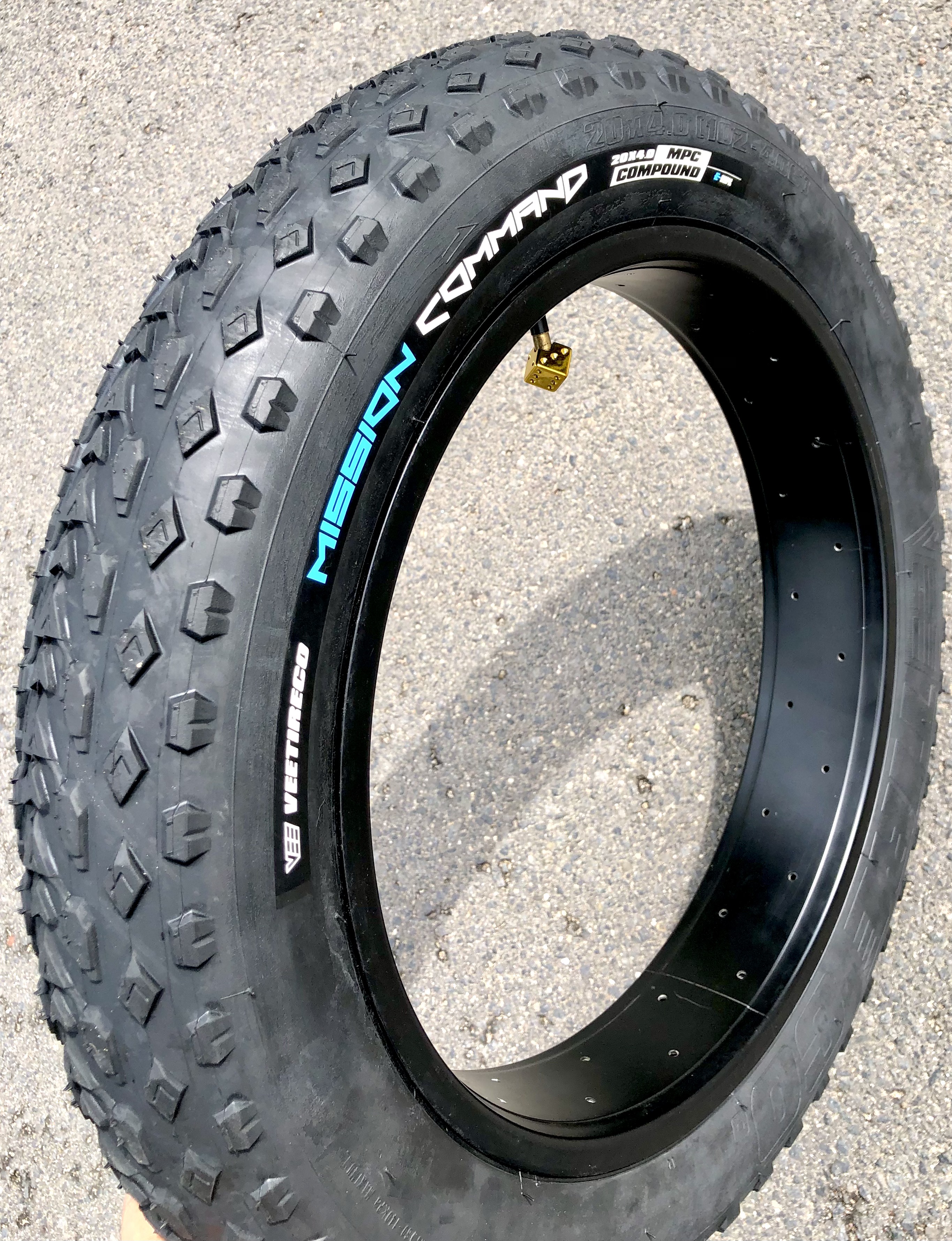 Mission_Command_tire_black_204_20x4_Fatbike-2