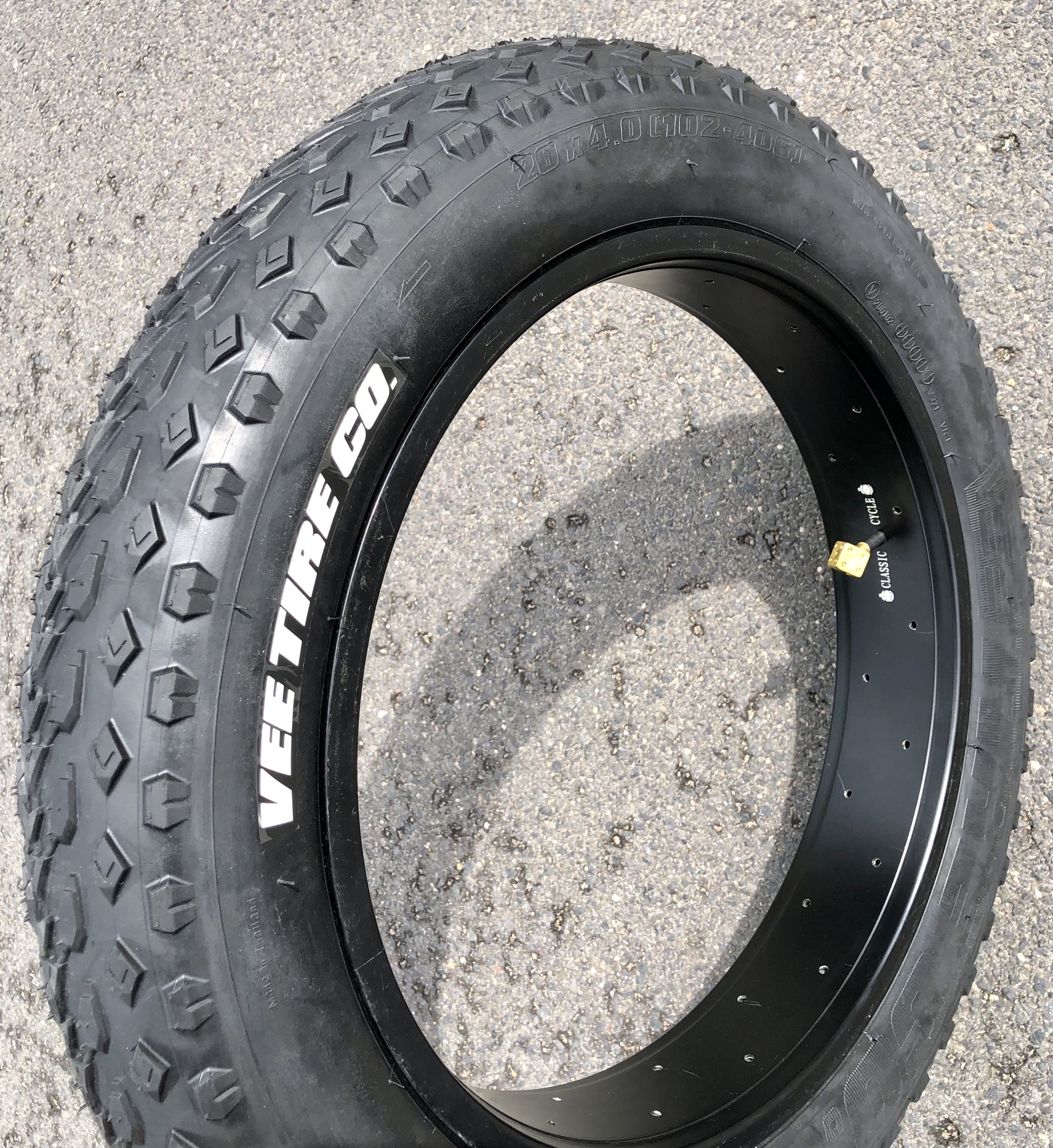 Mission_Command_tire_black_204_20x4_Fatbike-1
