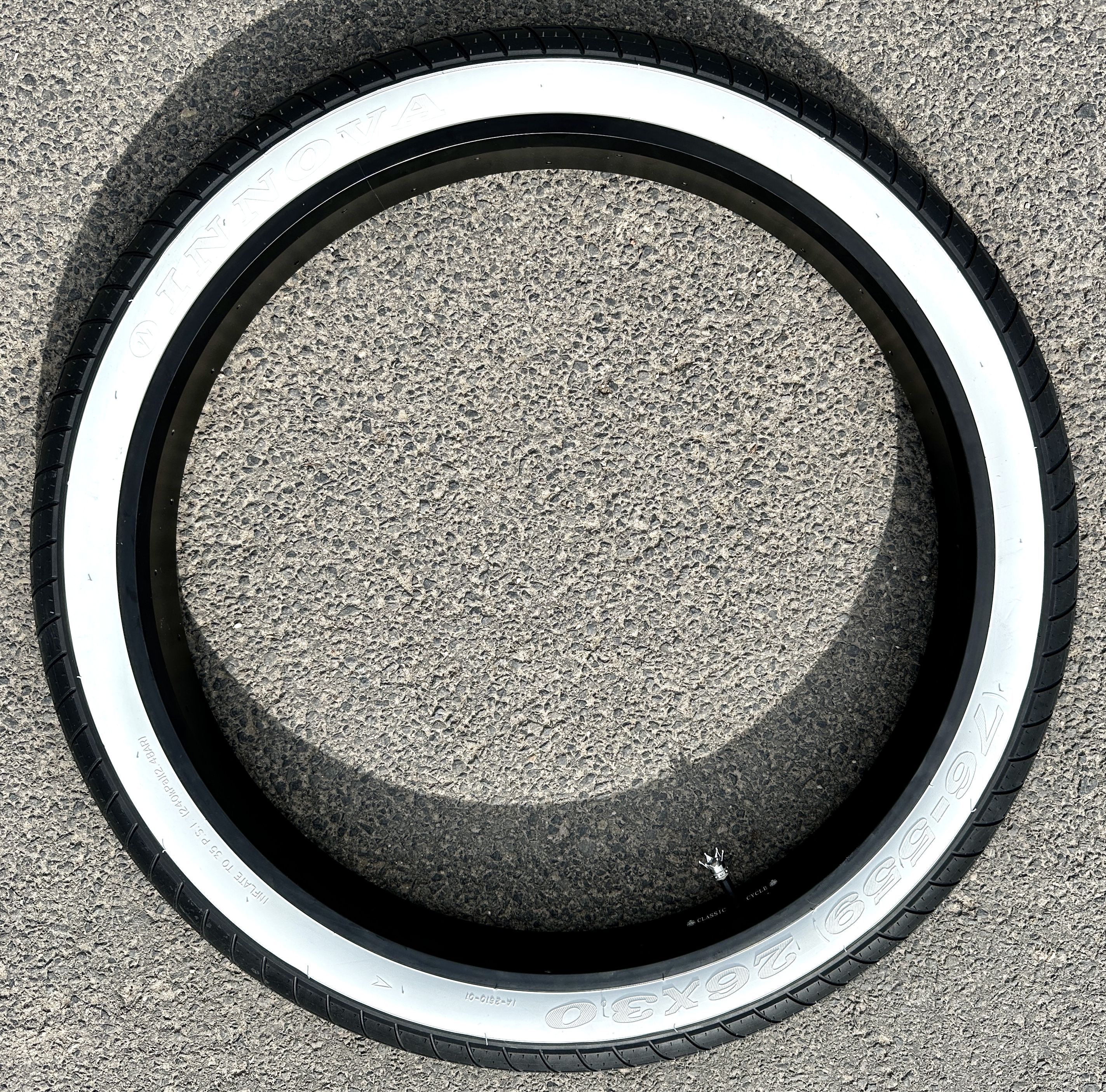 Bicycle_tire_fat_26x3_street_brick-_semi-_slick_black_whitewall_e