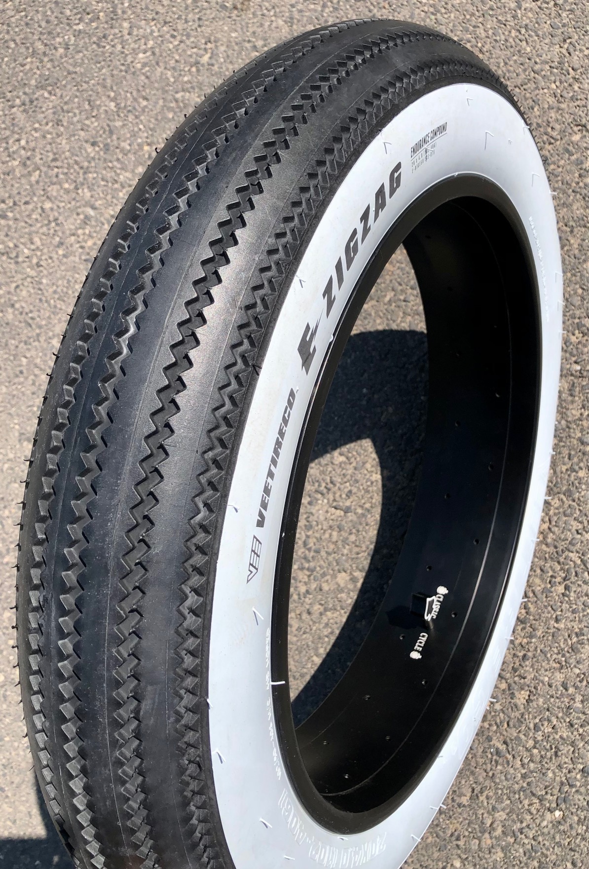zigzag_vee_rubber_tire_reifen_204_20x4_weisswand_white_wall