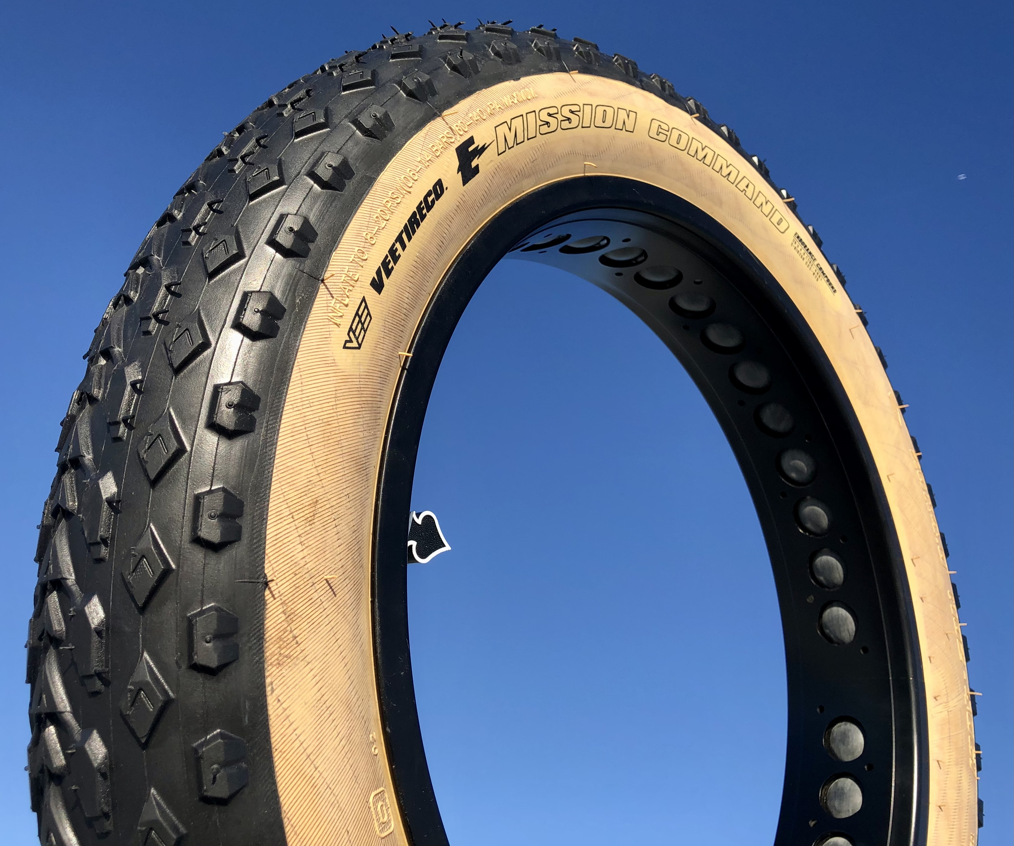 tire_bicycle_vee_mission_command_skinwall_skin_204_20x4_fat_bike_1