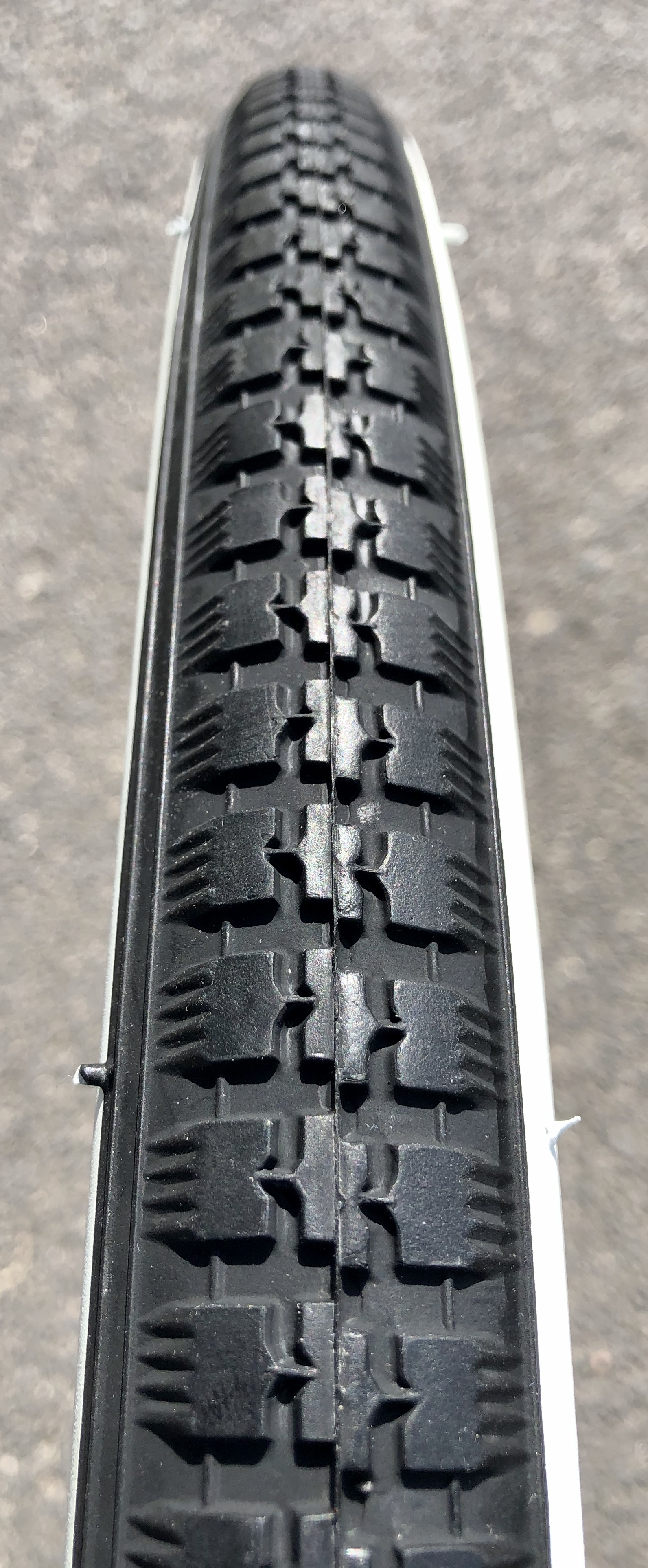 Reifen schwarz mit Weißwand 28 x 1 1/2 40-635