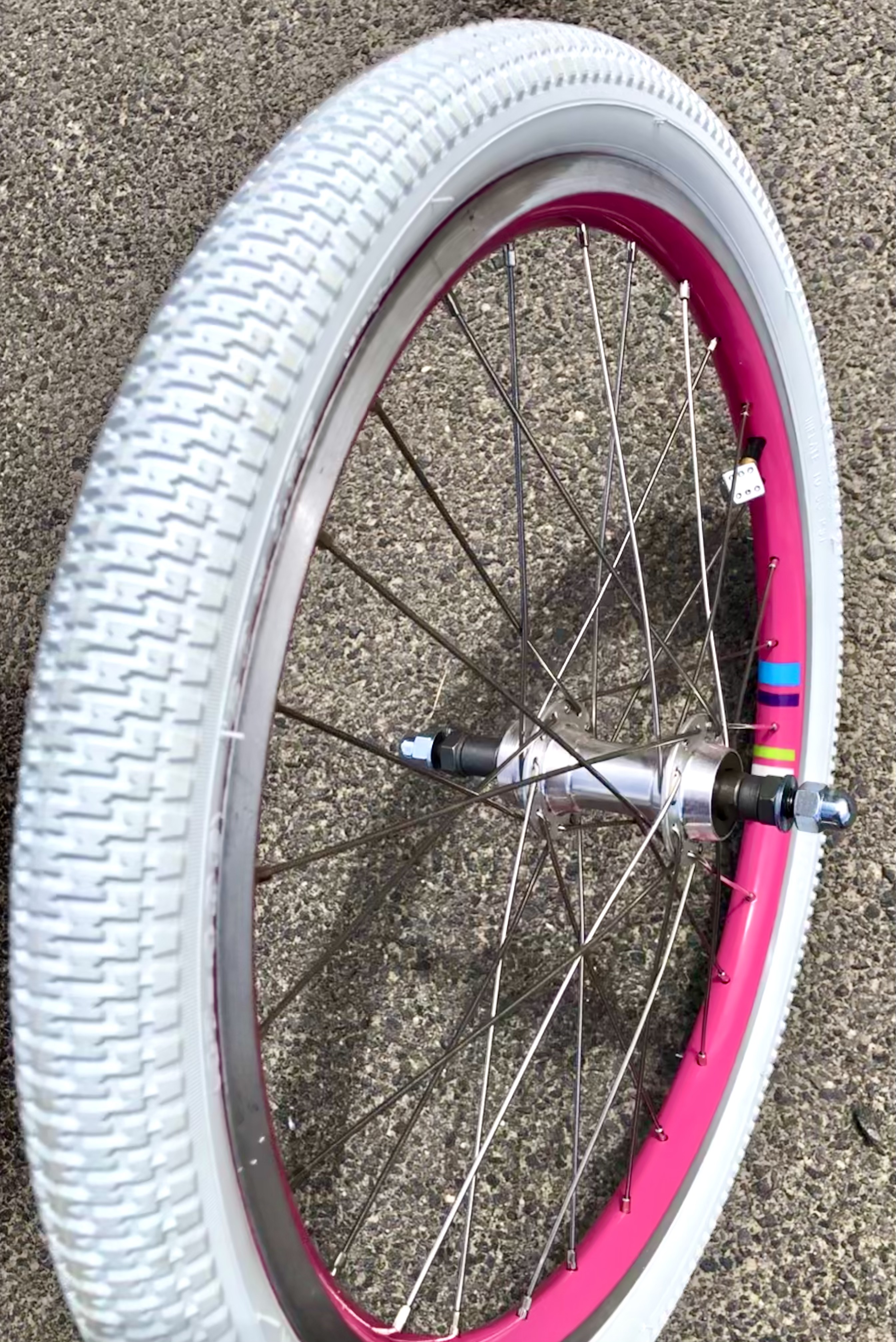 Tire_milky_twenty_20x1-75_white_bpOff3GF0EZMSZ