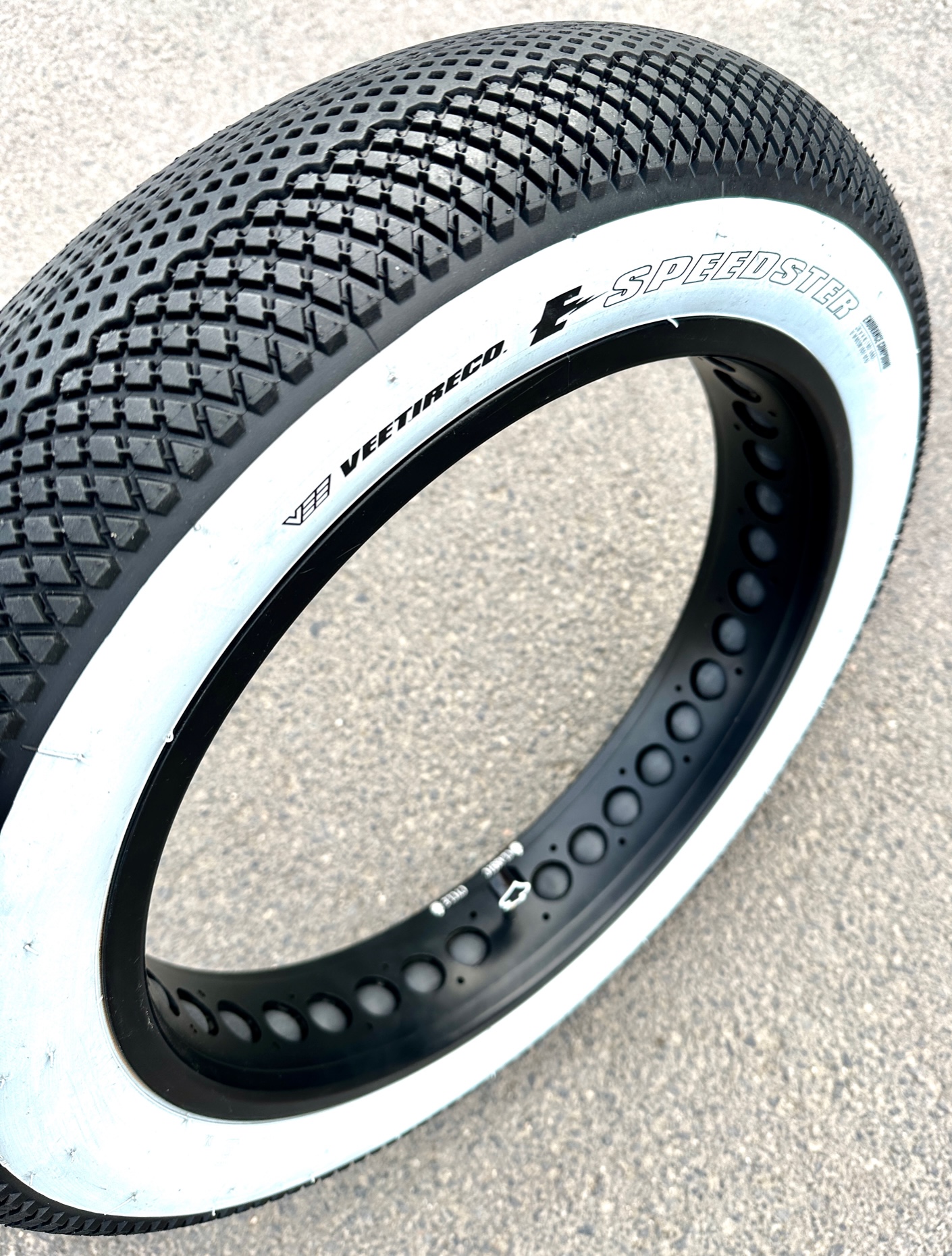 204 Vee Rubber E-Speedster Weißwand Reifen 20 x 4  Zoll