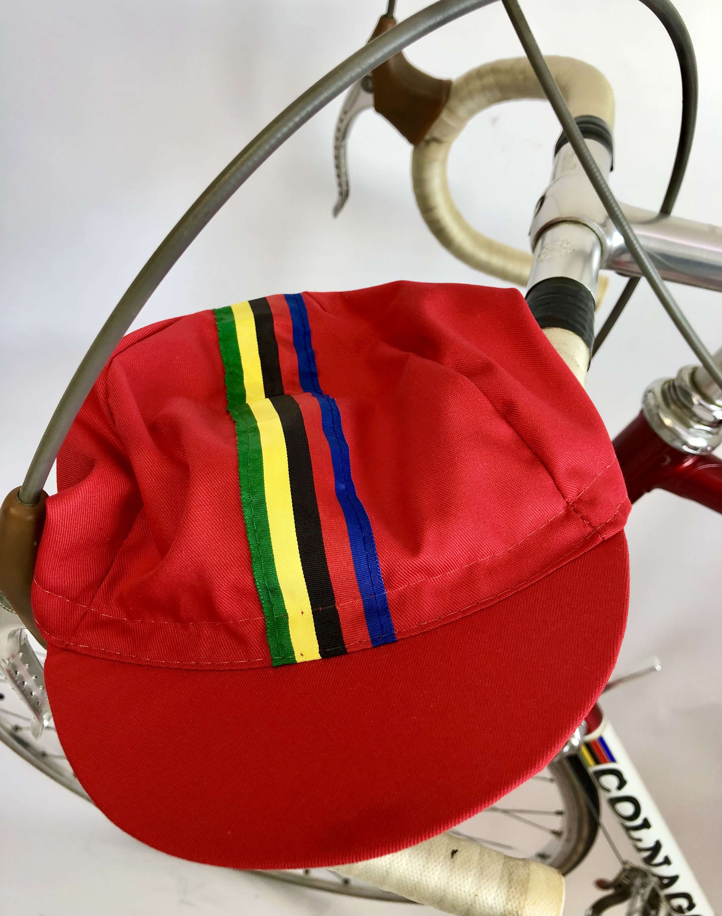 Retro Radsportmütze Rot mit bunten Streifen