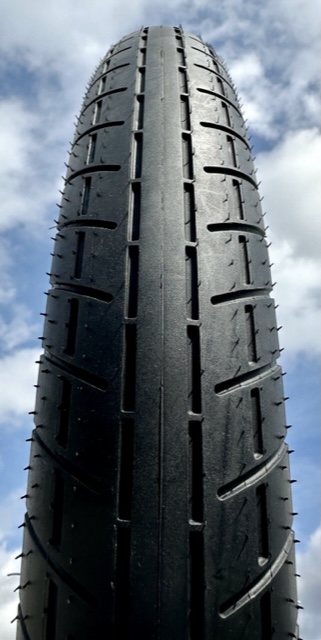Bicycle_tire_fat_26x3_street_brick-_semi-_slick_black_whitewall_b
