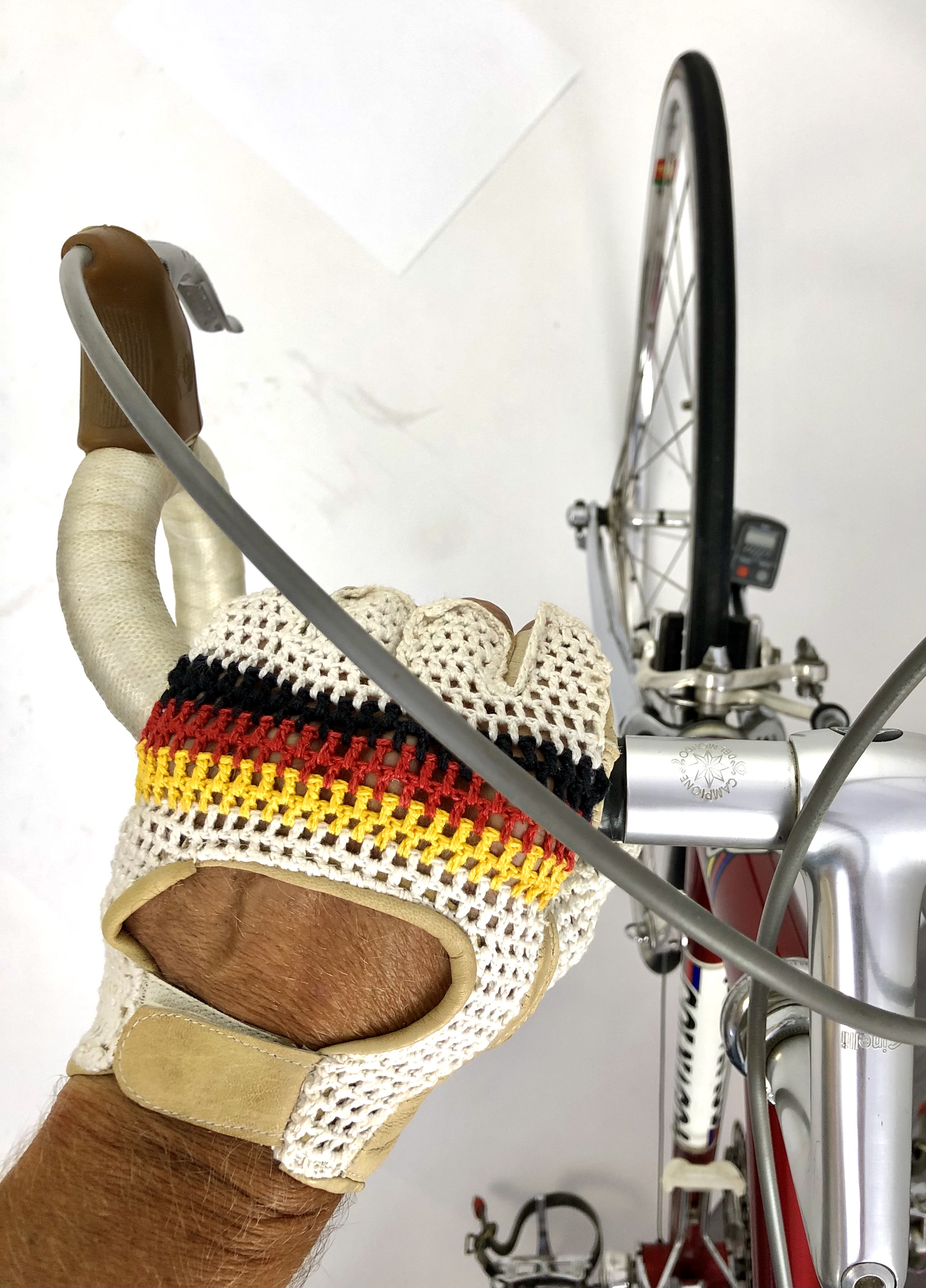 Original_GANT_1970s_vintage_bicycle_gloves_with_chrocheted_upper_hand_Size_12_black-red-gold_3