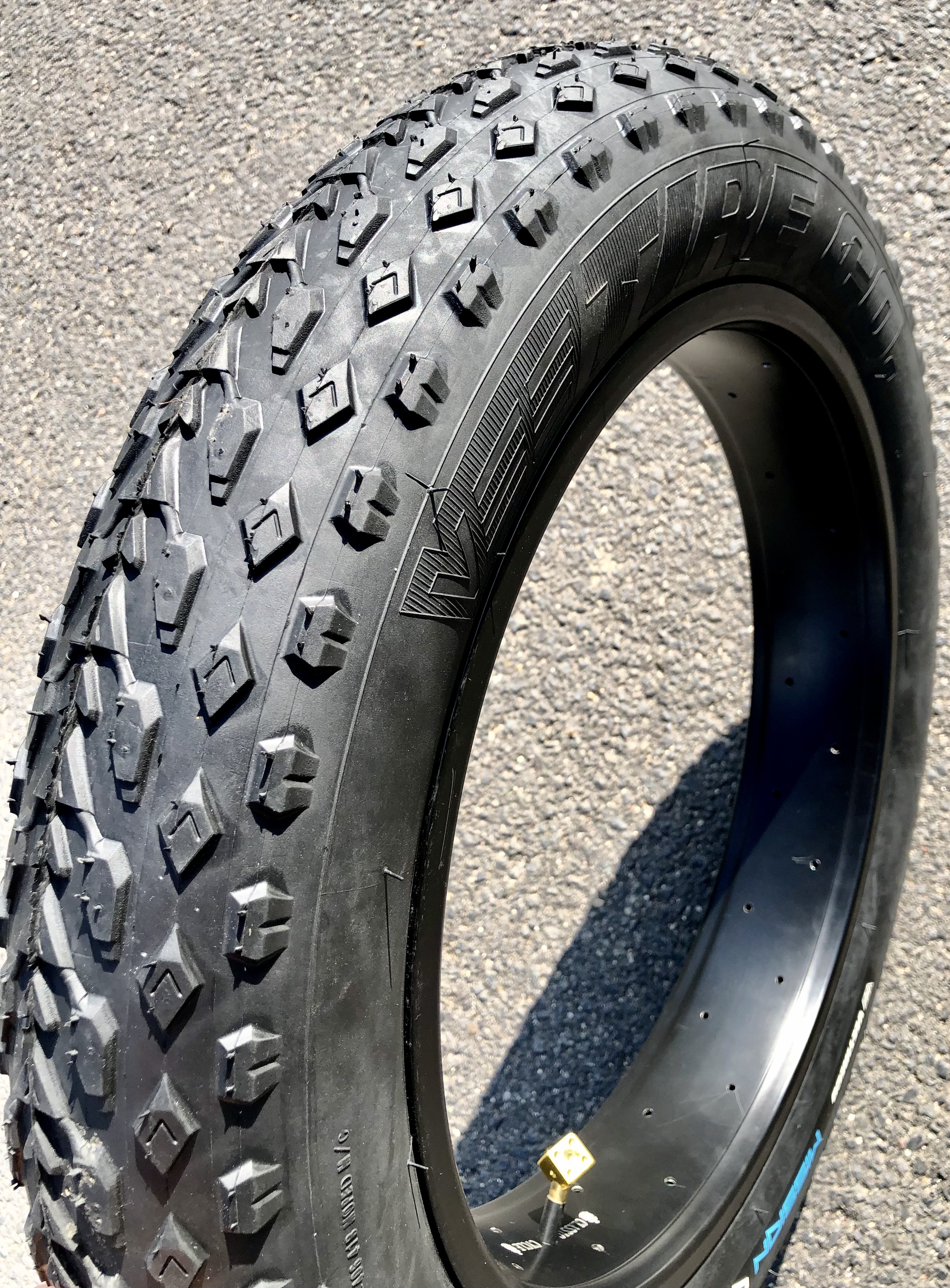 Mission_Command_tire_black_204_20x4_Fatbike-7