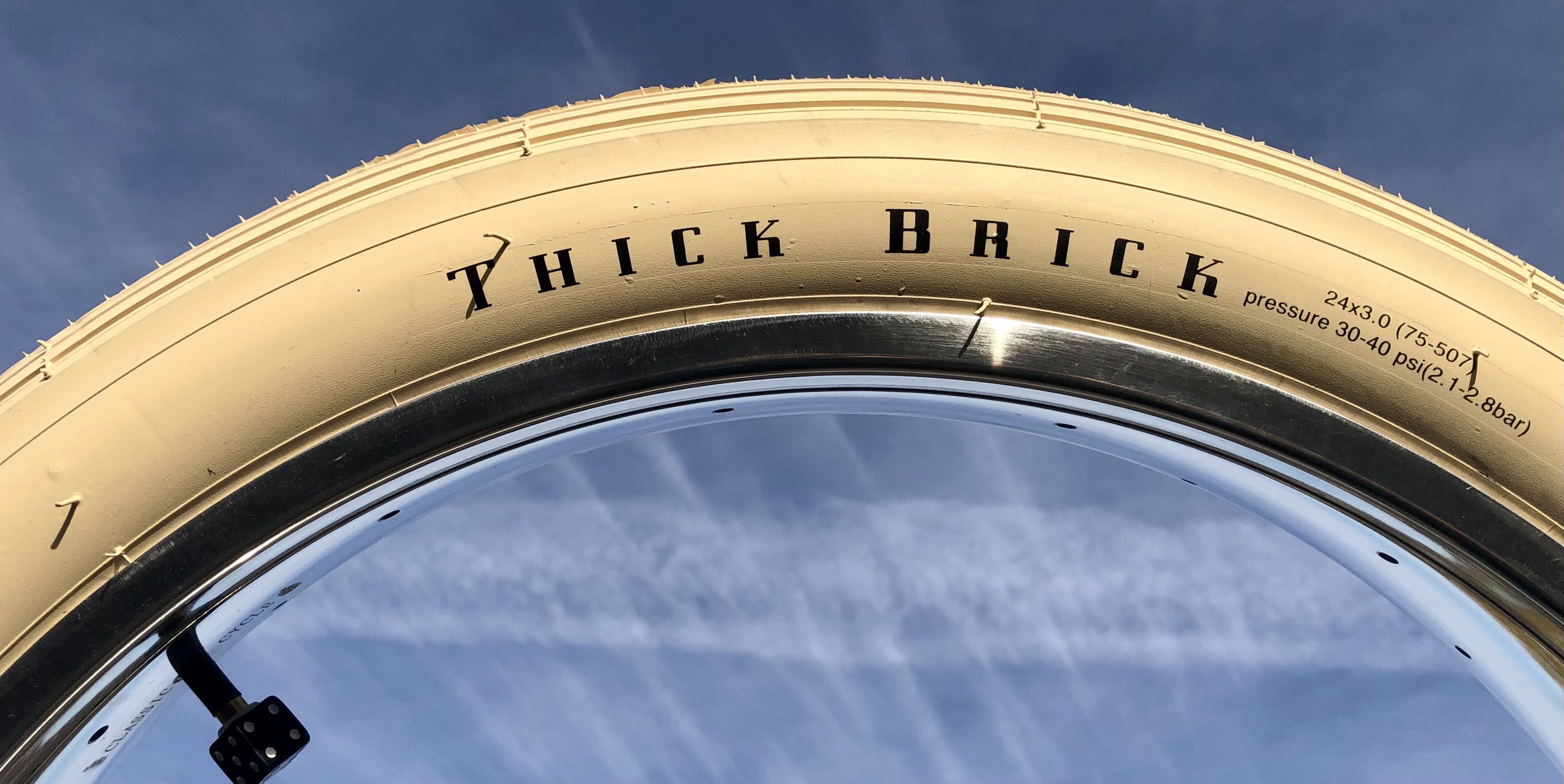 24 x 3.0 Thick Brick Reifen creme beige