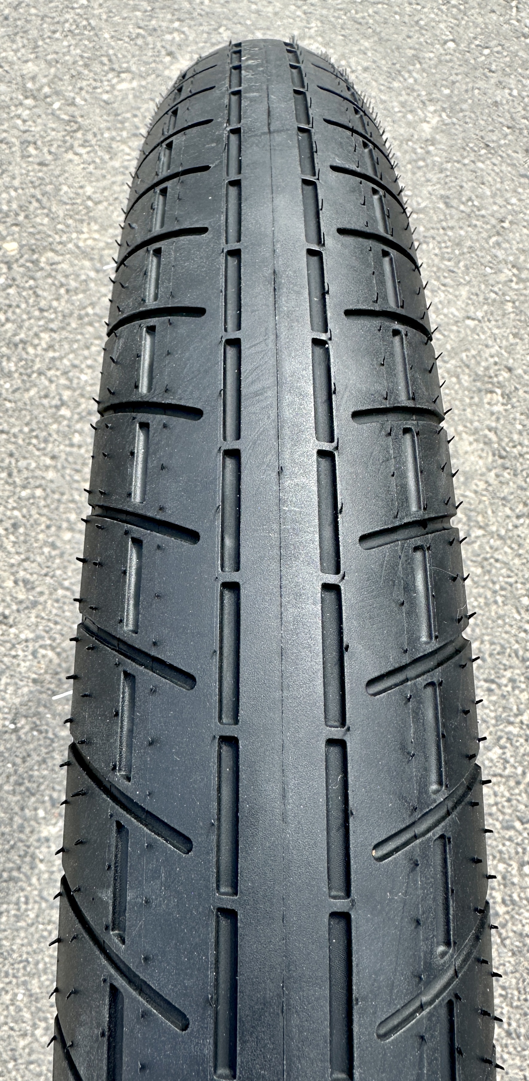 Bicycle_tire_fat_26x3_street_brick-_semi-_slick_black_whitewall_c