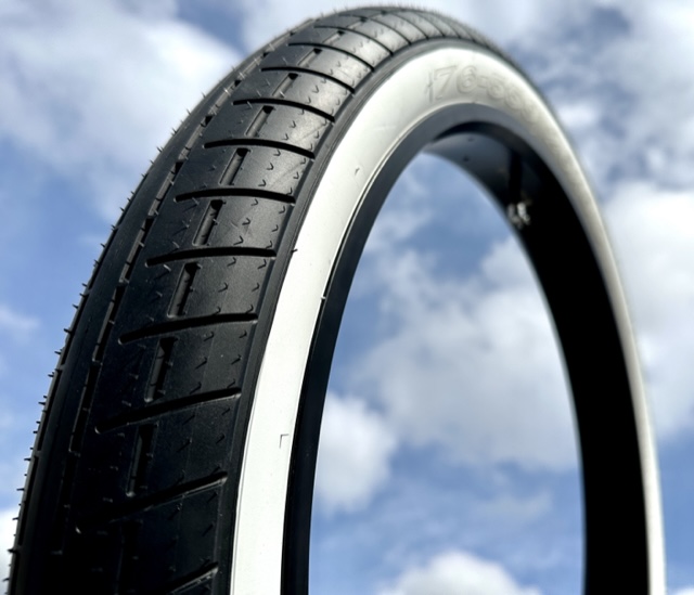 Bicycle_tire_fat_26x3_street_brick-_semi-_slick_black_whitewall_a