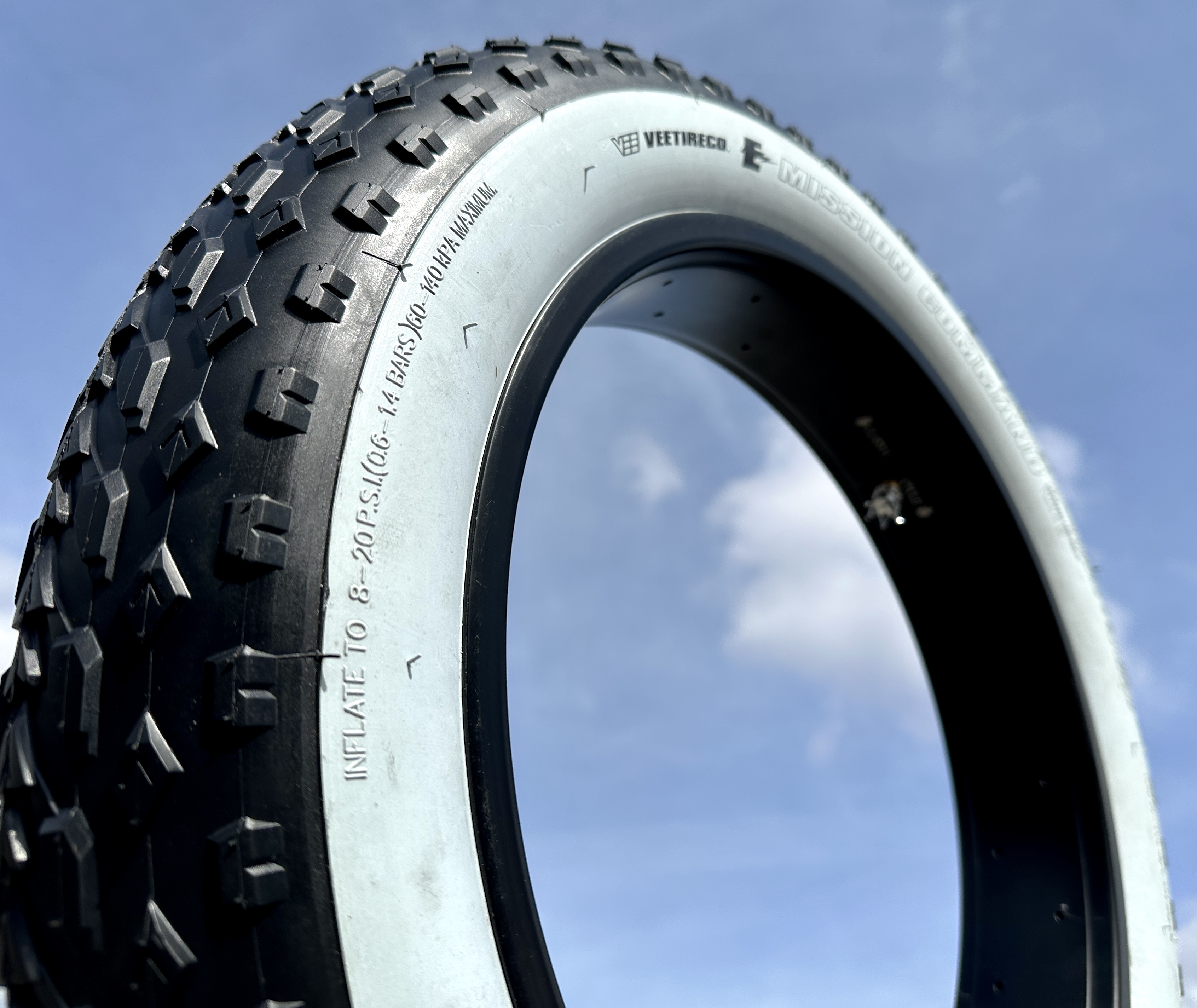 Mission_Command_weisswand_20x4_Fatbike_tire_f