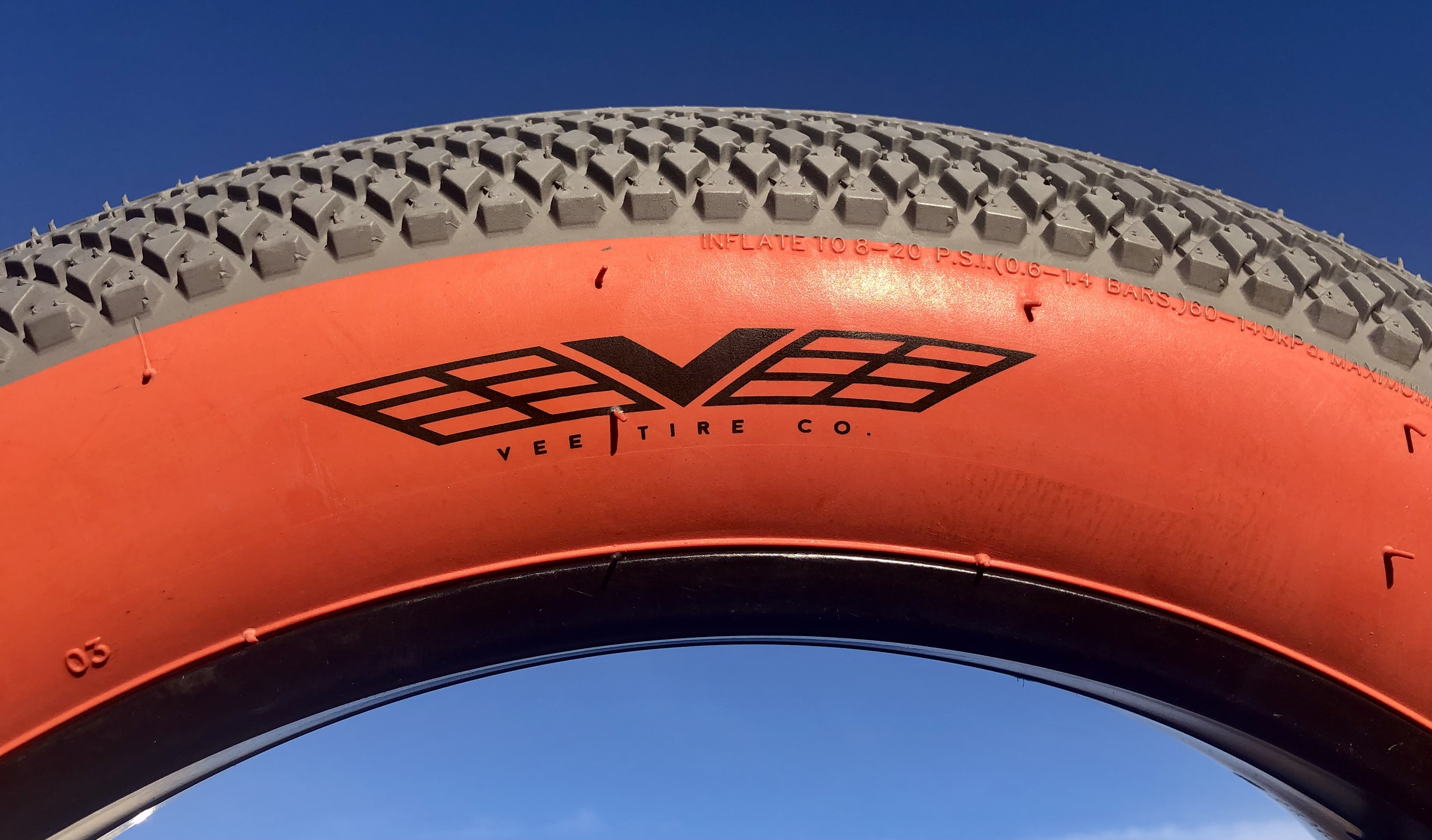 Bicycle_tire_speedster_20x4_Fatbike_limited_edition_grau_rotwand_5