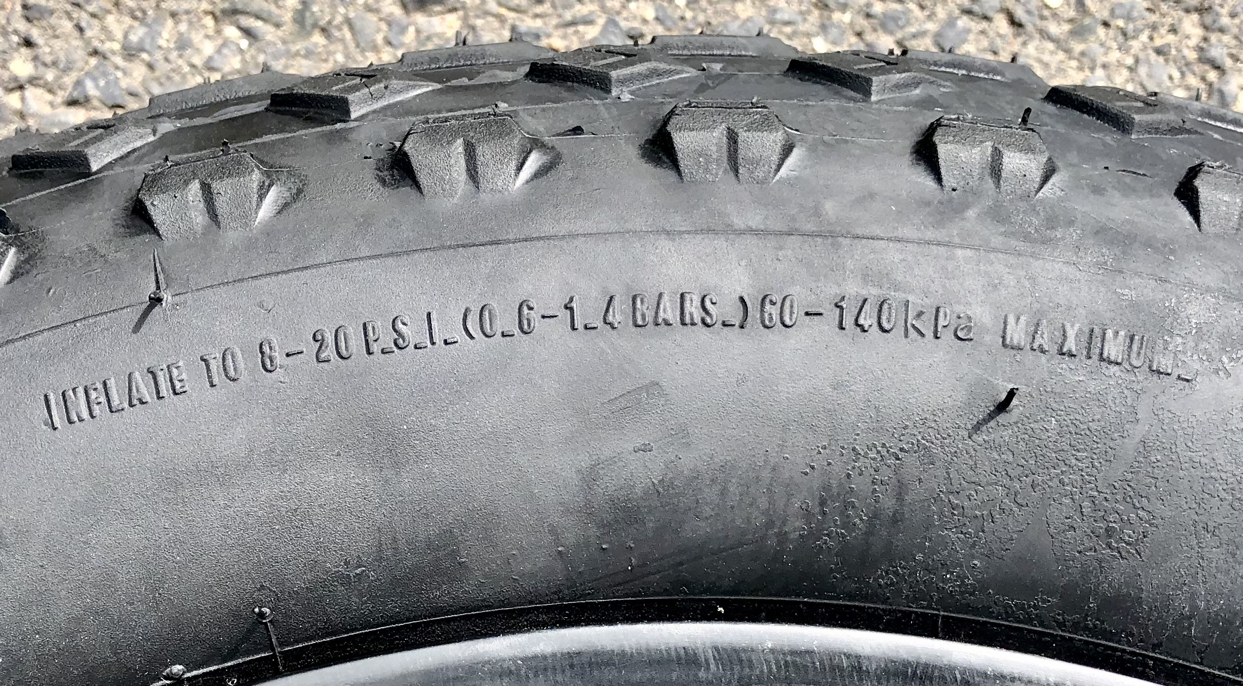 Mission_Command_tire_black_204_20x4_Fatbike-4