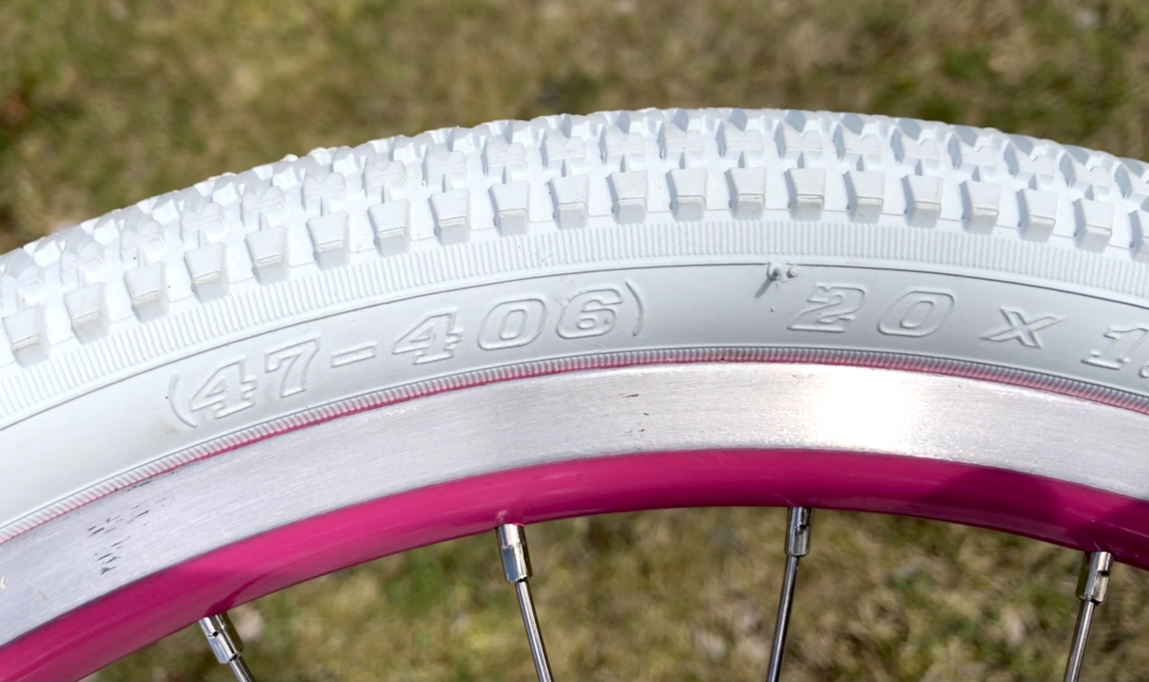 Tire_milky_twenty_20x1-75_white_sizeeHVk0OTjGvseG