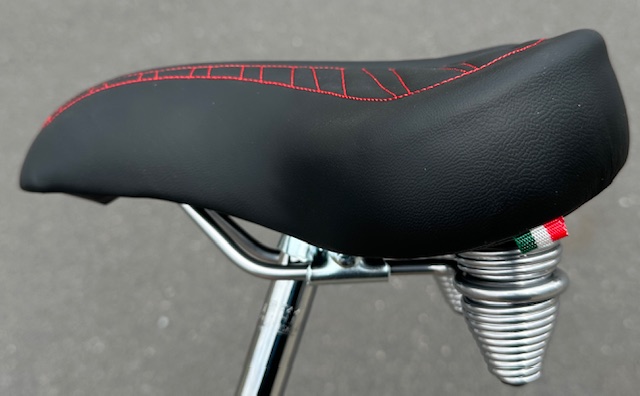 70s Cruiser Sattel Classic Alfa Italy schwarz mit roten Nähten