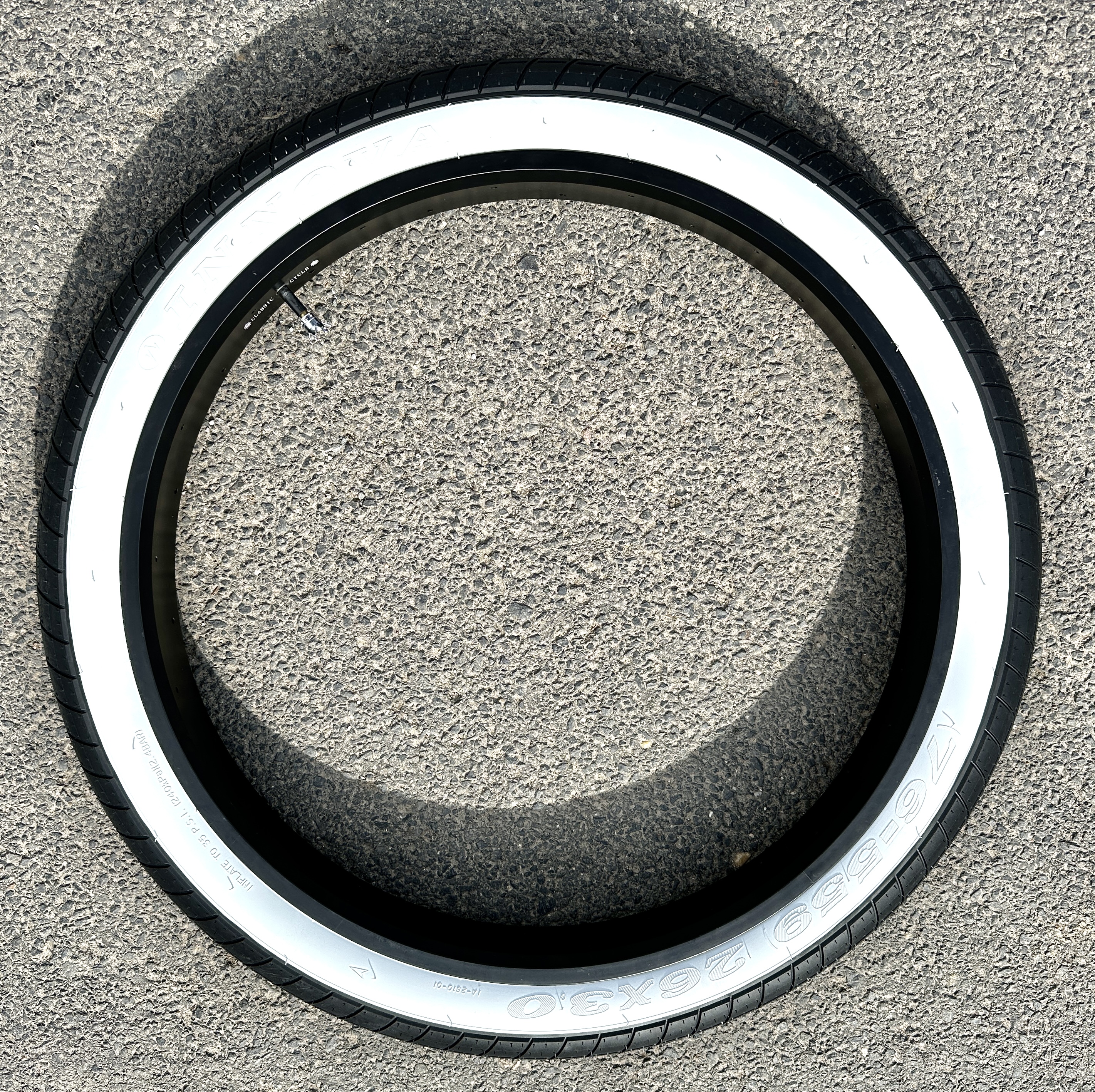 Bicycle_tire_fat_26x3_street_brick-_semi-_slick_black_whitewall_f