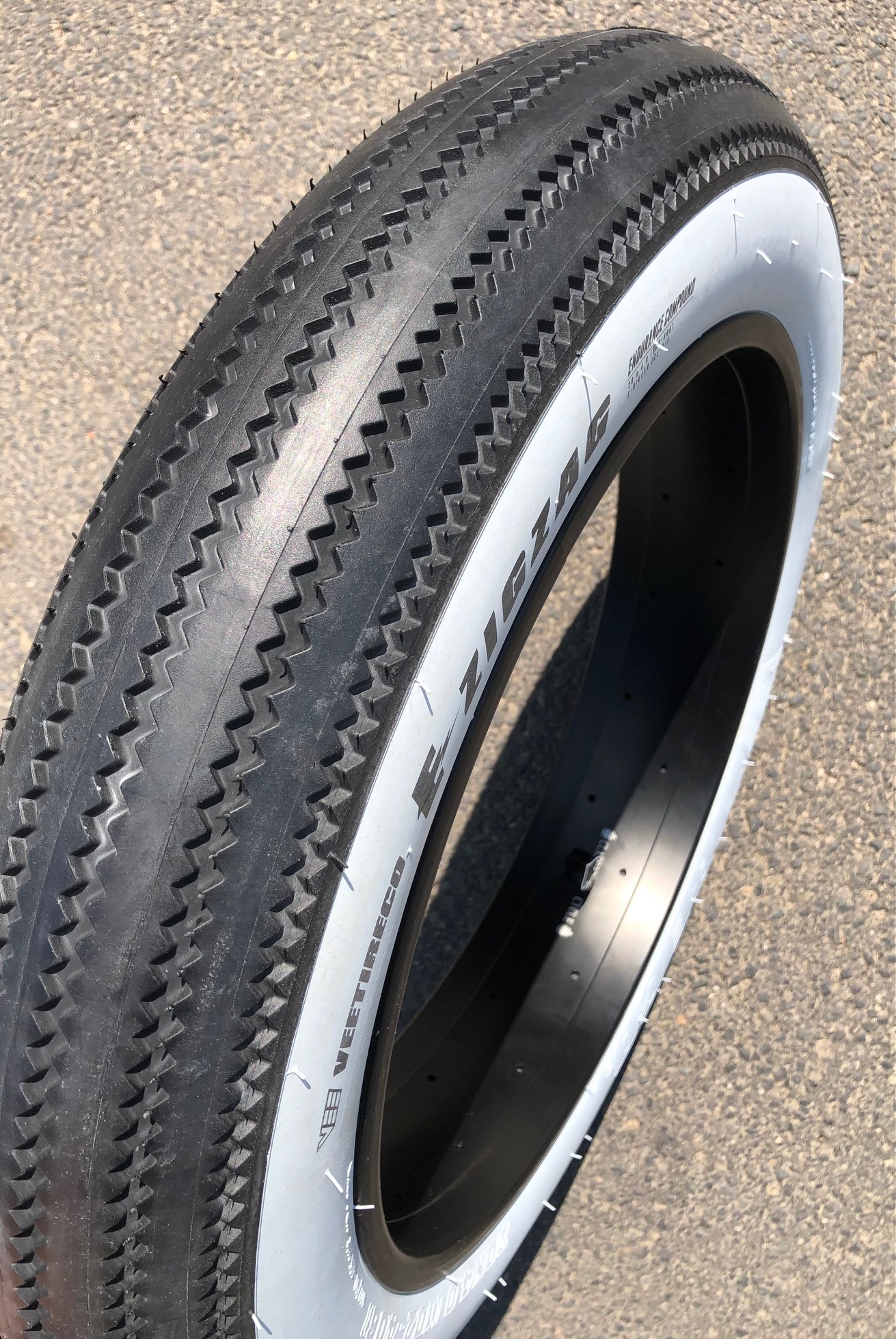 zigzag_vee_rubber_tire_reifen_204_20x4_weisswand_white_wall_4