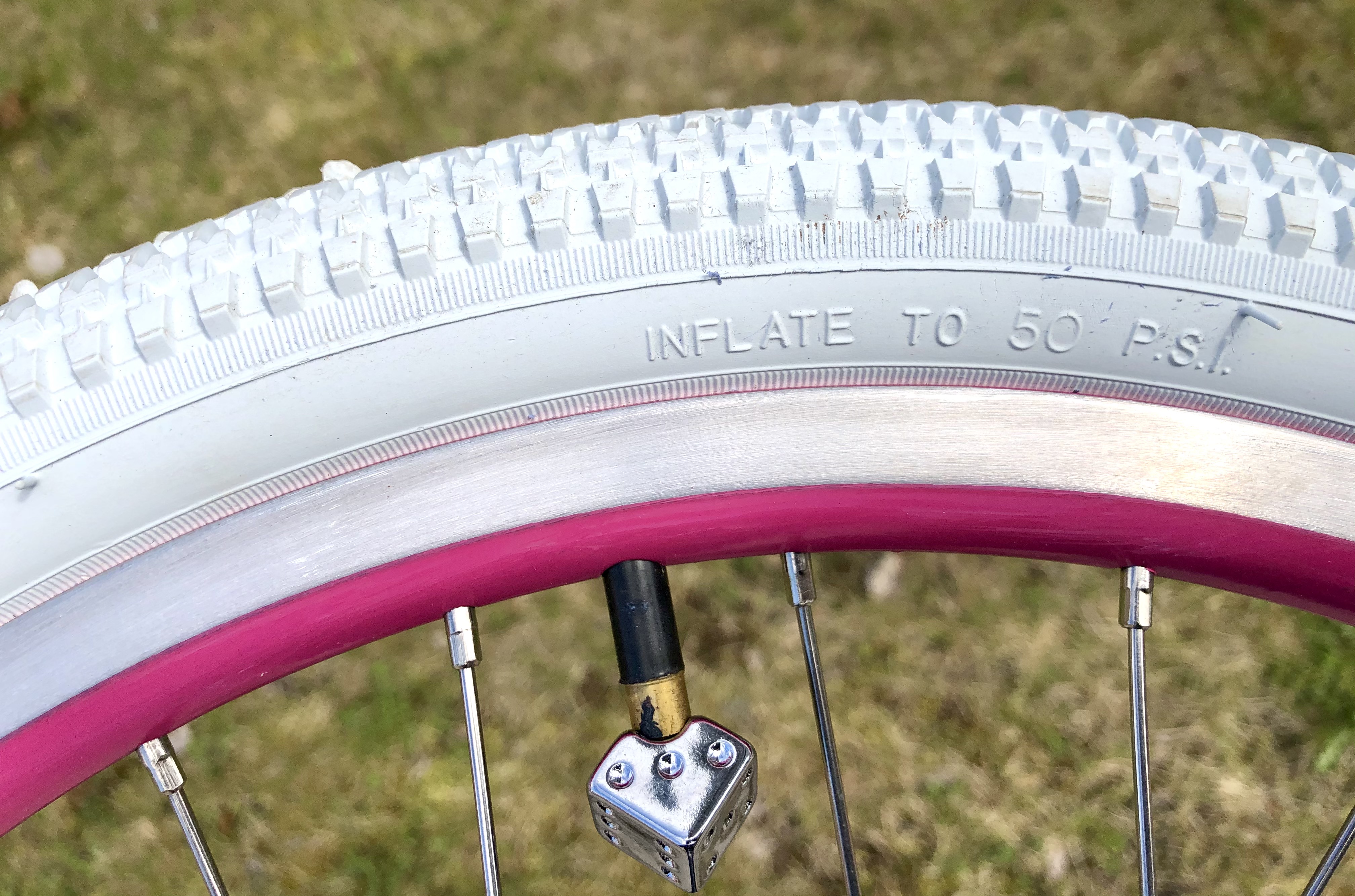 Tire_milky_twenty_20x1-75_white_aYMrqlsjc7ekgp