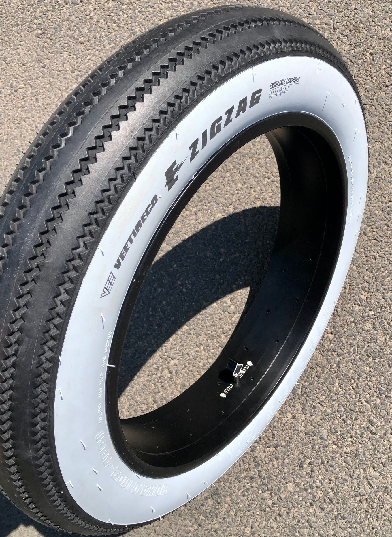 zigzag_vee_rubber_tire_reifen_204_20x4_weisswand_white_wall_3